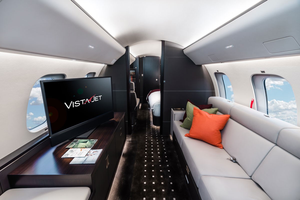 Pramugari VistaJet menyajikan hidangan musiman khas untuk tamu